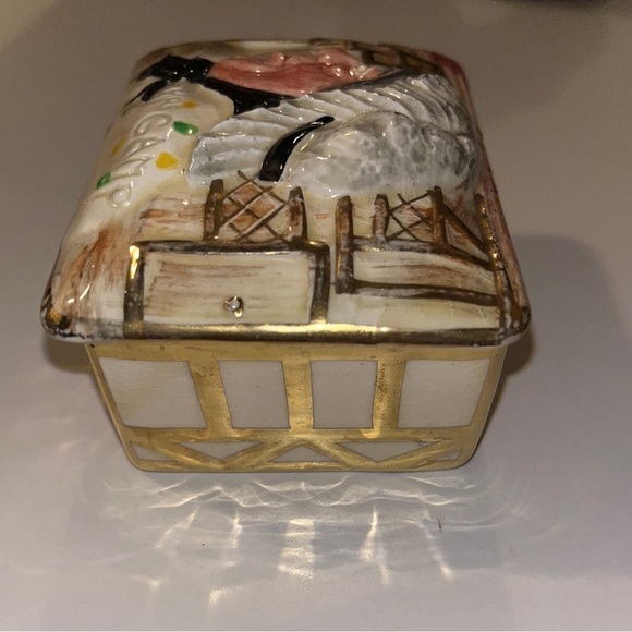 Mrs Gamp Sandland Porcelain Trinket Box - Picture 2 of 12